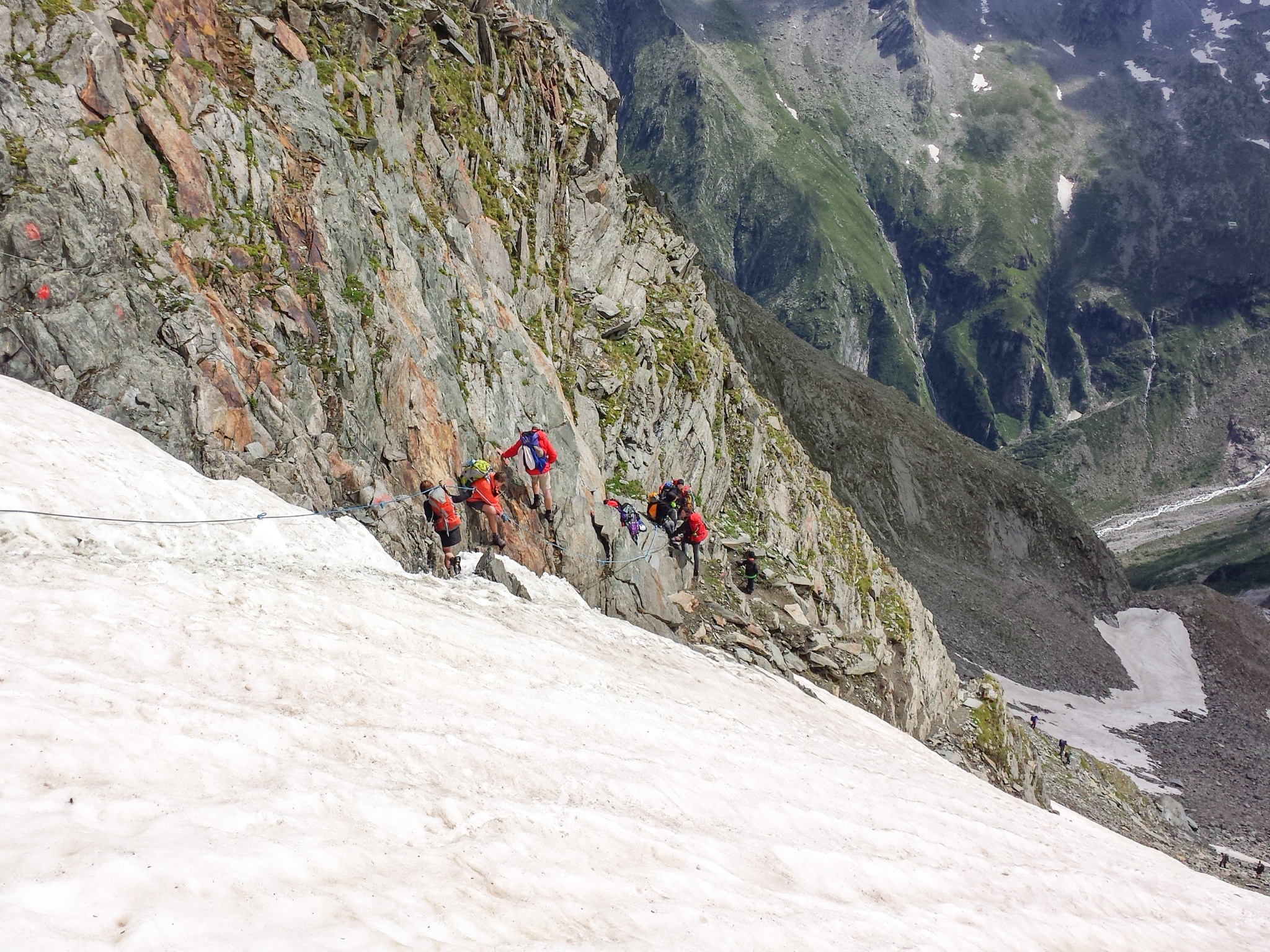 Steiler Abstieg unmittelbar hinter der Scharte - zeitweise seilversichert. Auf der anderen Talseite ist bereits die Greizer Hütte zu sehen.
