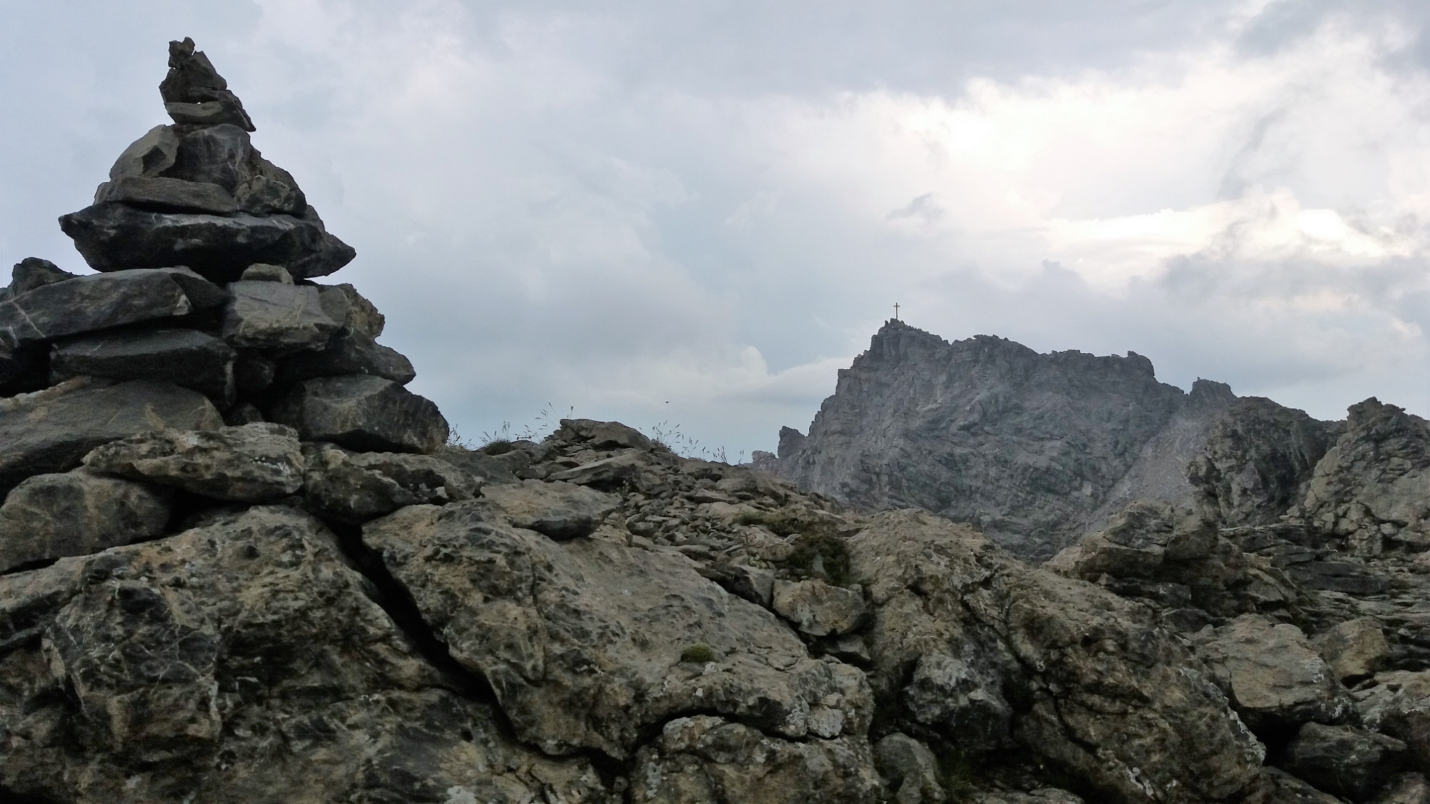 Vom großen Steinmann zum Gipfelkreuz in 15 Minuten.