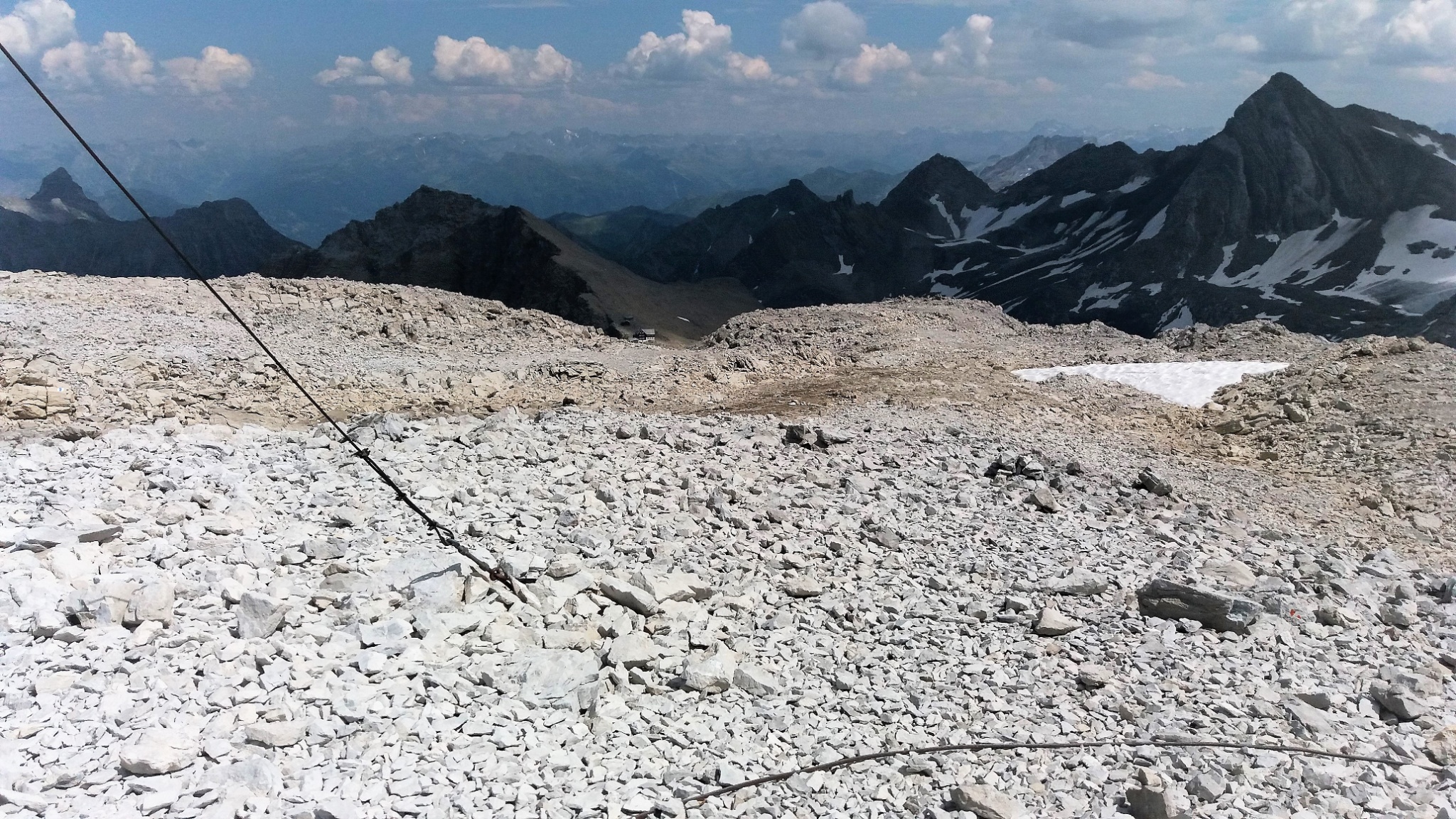 breites Gipfelplateau, Hintergrund: Mannheimer Hütte.