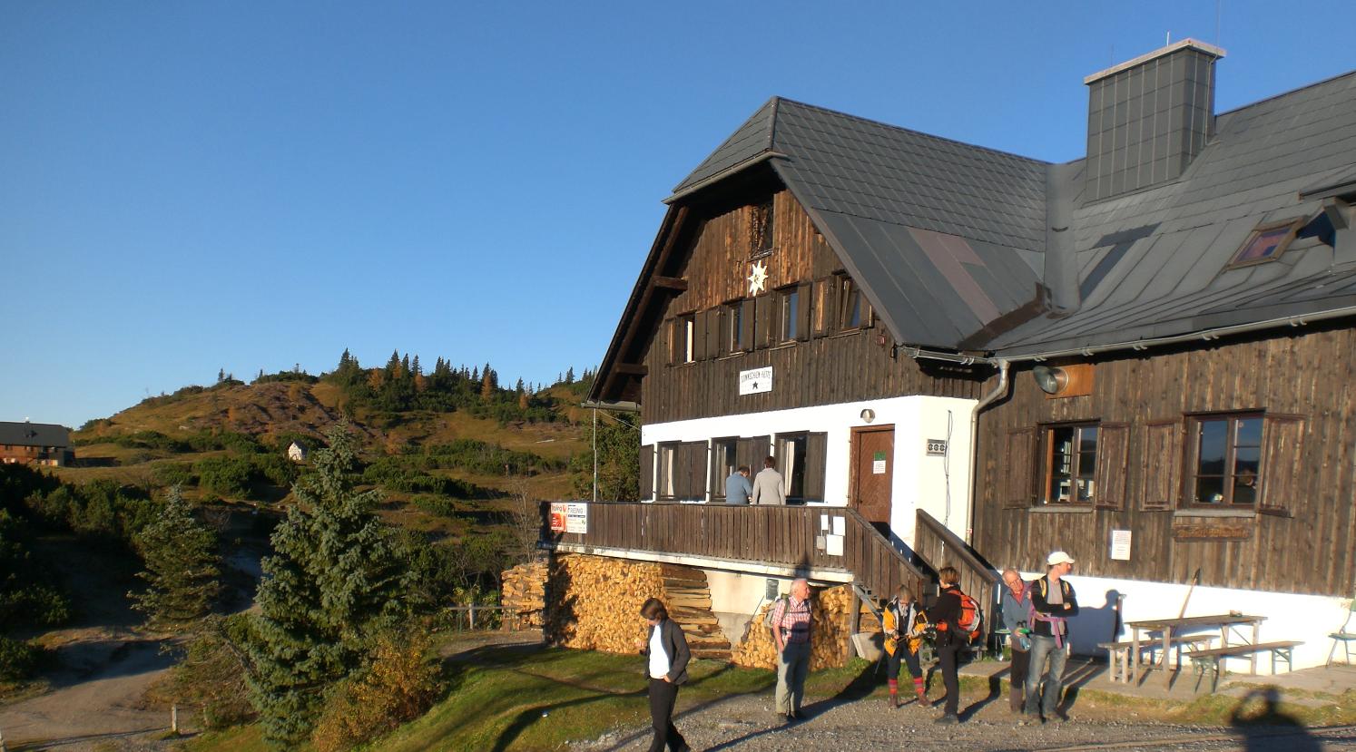 Start zu einer Wanderung von der Sonnschienhütte