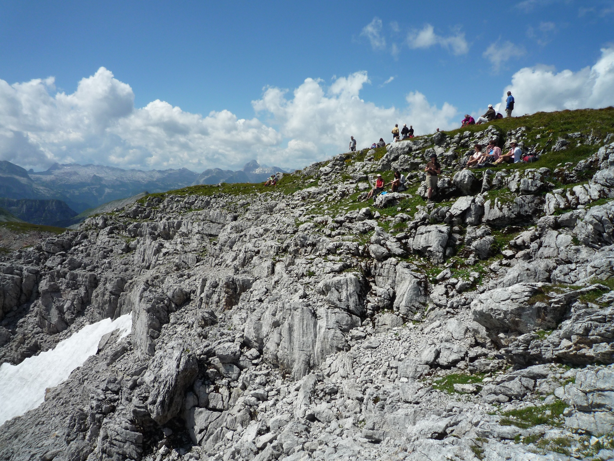 Reges Treiben auf dem flachen Gipfelplateau des Schneibsteins.
