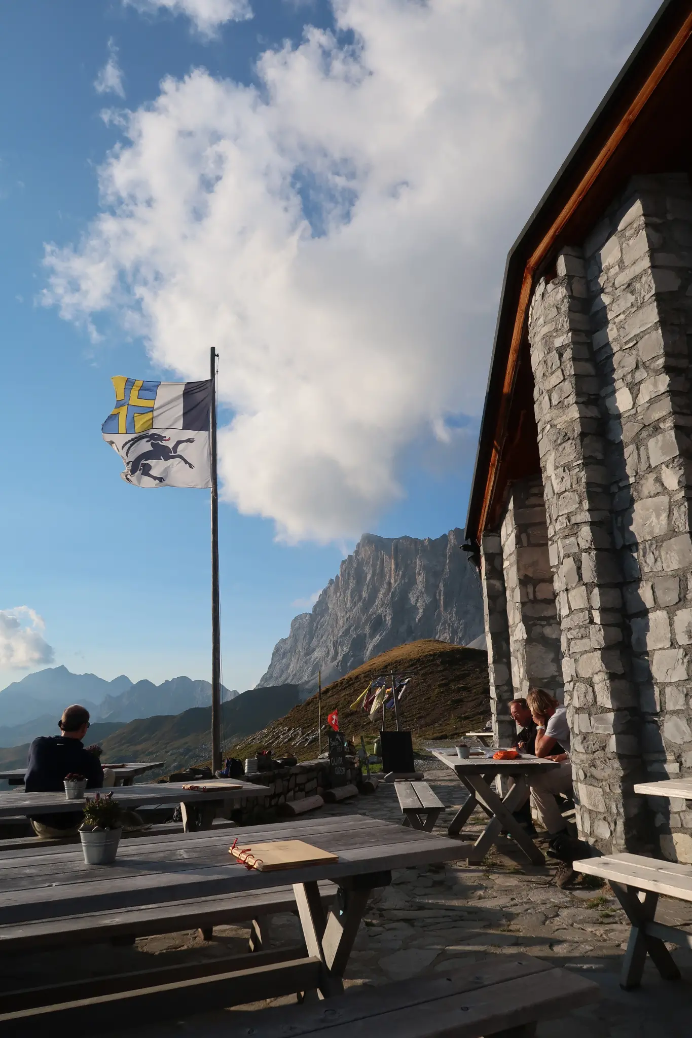Ausklang des Tages auf der Terrasse der Carschinahütte