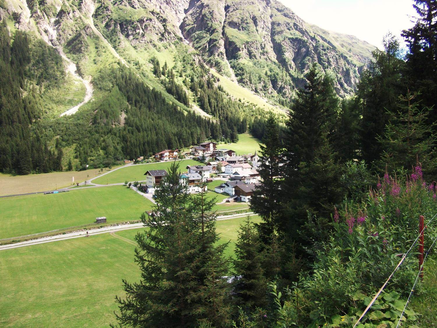 Fast geschafft - Plangeroß ist schon zu sehen, die Bushaltestelle nicht mehr weit