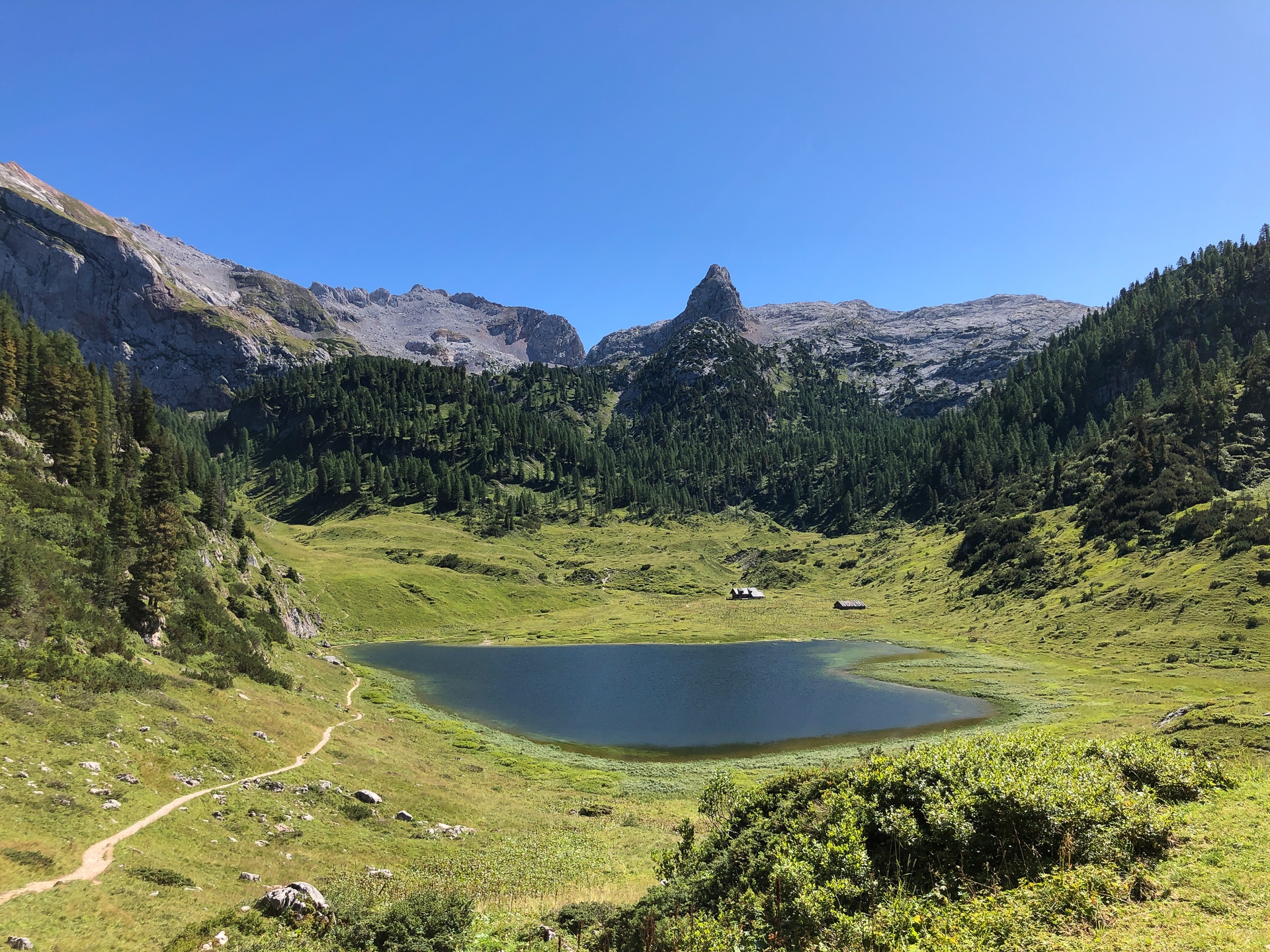 Der Funtensee mit dem markanten Schottmalhorn im Hintergrund (2.232 m)